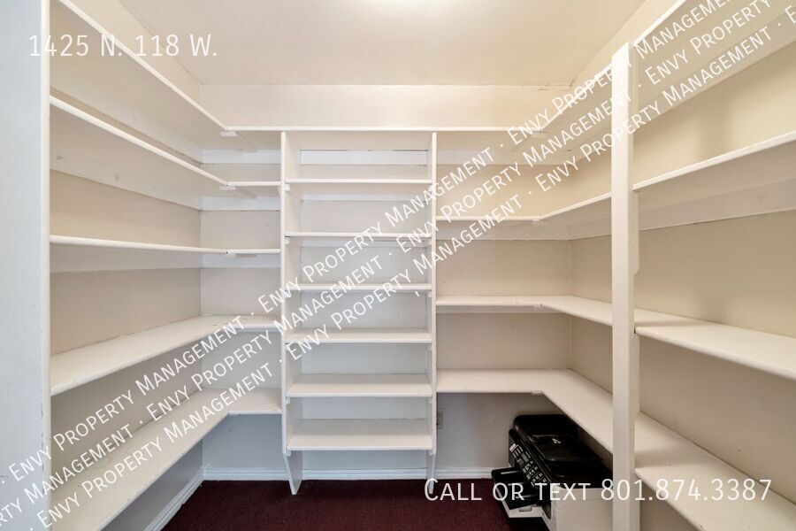 3 Bed - 1 Bath Home in Sunset - Huge Yard - Available NOW! property image