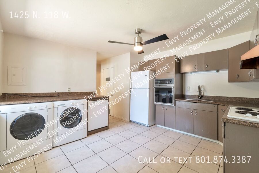 3 Bed - 1 Bath Home in Sunset - Huge Yard - Available NOW! property image