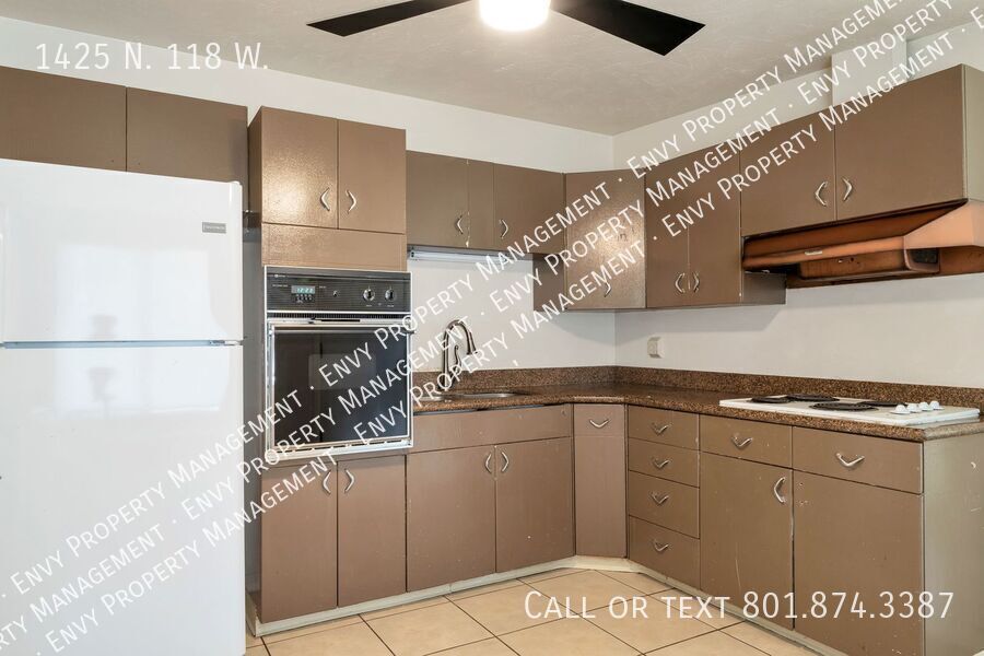 3 Bed - 1 Bath Home in Sunset - Huge Yard - Available NOW! property image