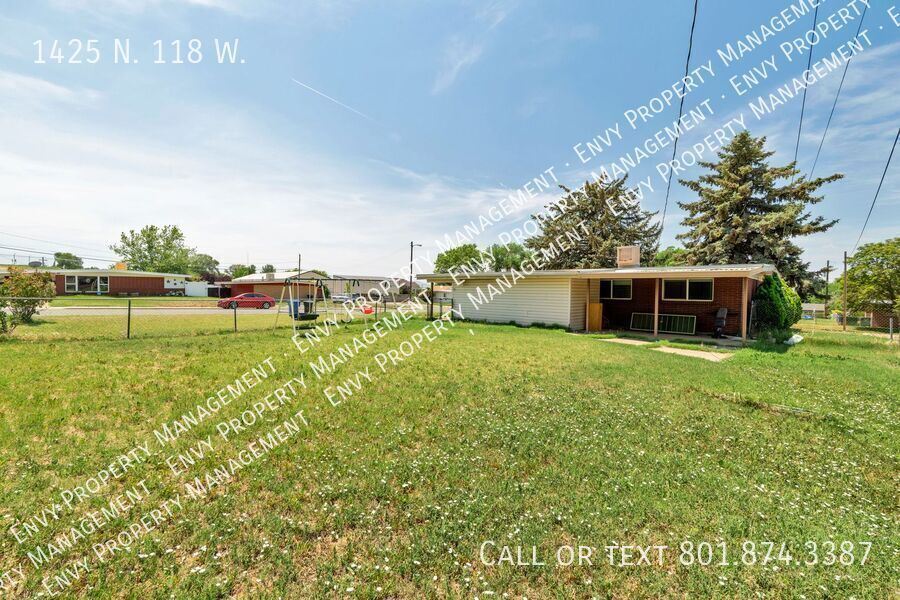 3 Bed - 1 Bath Home in Sunset - Huge Yard - Available NOW! property image