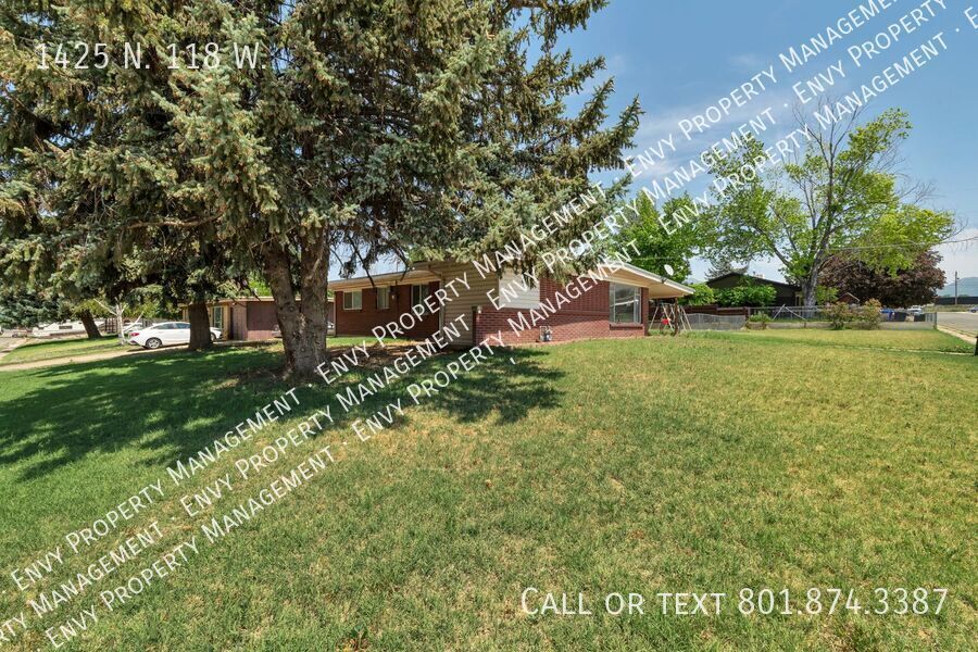 3 Bed - 1 Bath Home in Sunset - Huge Yard - Available NOW! property image