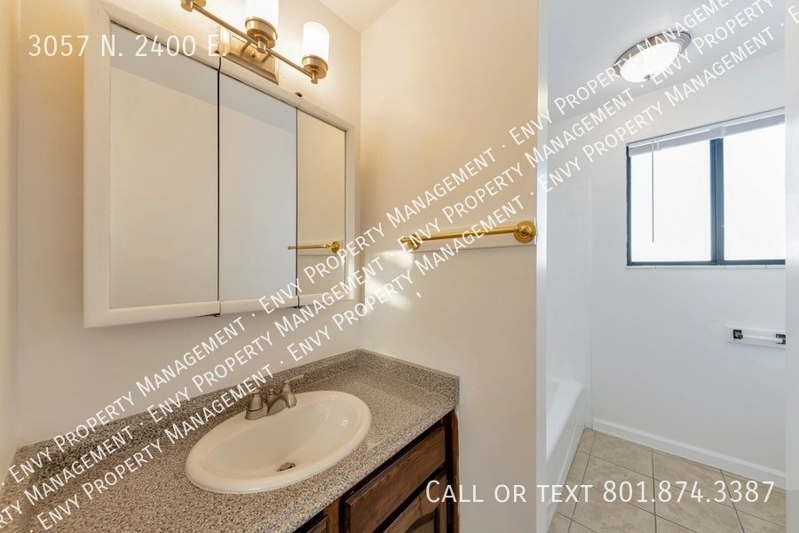 Enormous 4 Bed / 3 Bath Pet Friendly Home in East Layton! Available NOW! property image