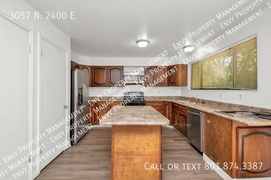 Enormous 4 Bed / 3 Bath Pet Friendly Home in East Layton! Available NOW! property image