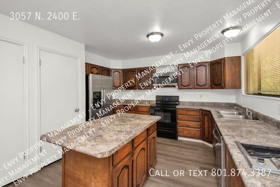 Enormous 4 Bed / 3 Bath Pet Friendly Home in East Layton! Available NOW! property image