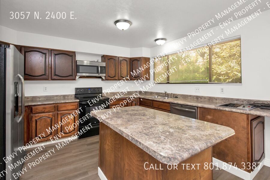 Enormous 4 Bed / 3 Bath Pet Friendly Home in East Layton! Available NOW! property image