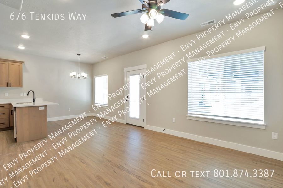 Stunning 3 Bed - 2.5 Bath Townhome in Amazing Layton Location! Available on NOW! property image