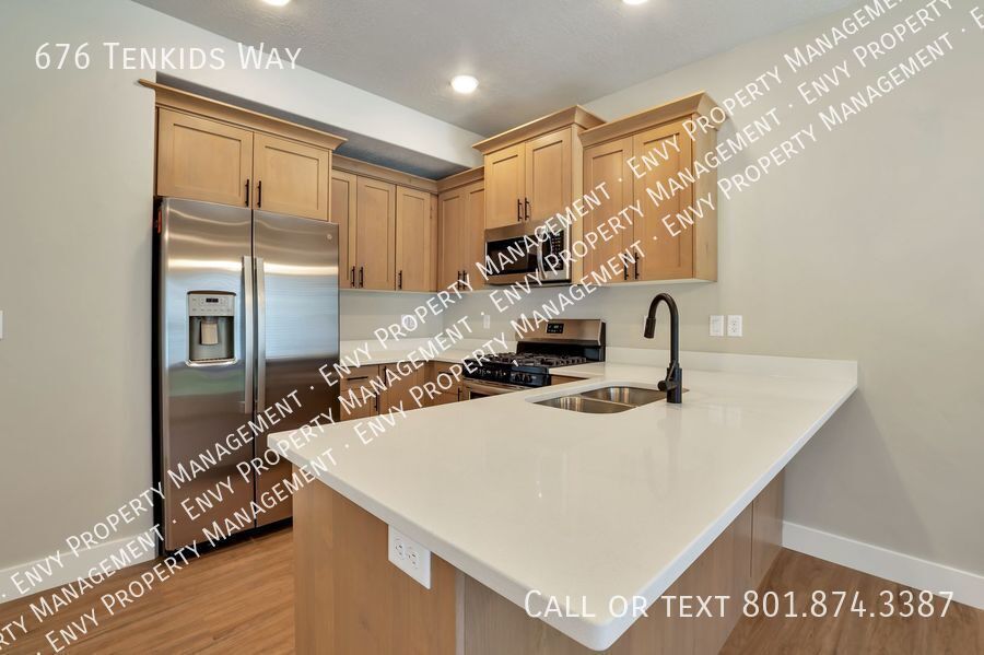 Stunning 3 Bed - 2.5 Bath Townhome in Amazing Layton Location! Available on NOW! property image