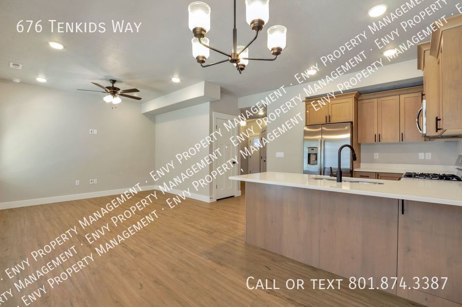 Stunning 3 Bed - 2.5 Bath Townhome in Amazing Layton Location! Available on NOW! property image