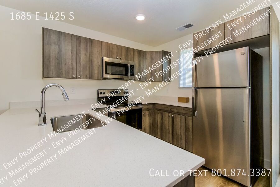 Spacious 3 Bed, 2.5 Bath Pet-Friendly Home with Central Air & Carport Parking! - Available NOW! property image