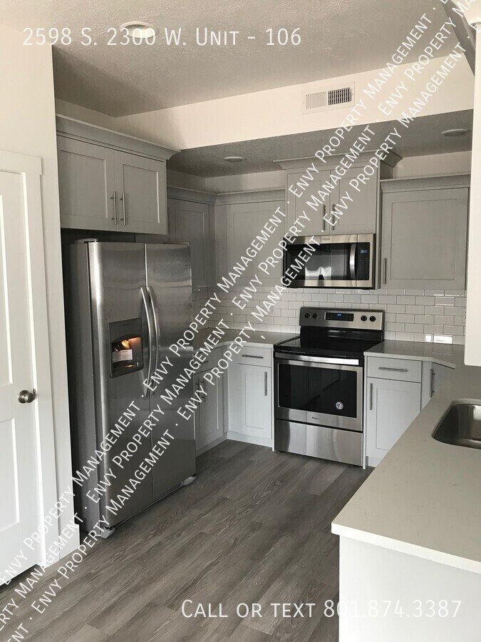 Beautiful 3 Bed, 2.5 Bath Town Home Located in the Sycamore Place Community in West Haven! Available on April 22nd! property image