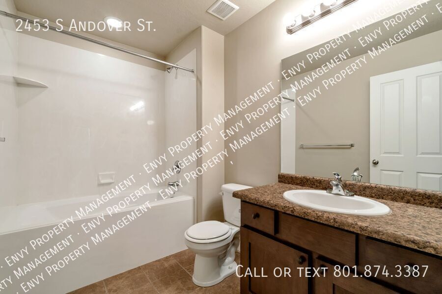 Amazing 2 Bed - 2.5 Bath Townhome in West Haven! Available NOW! property image