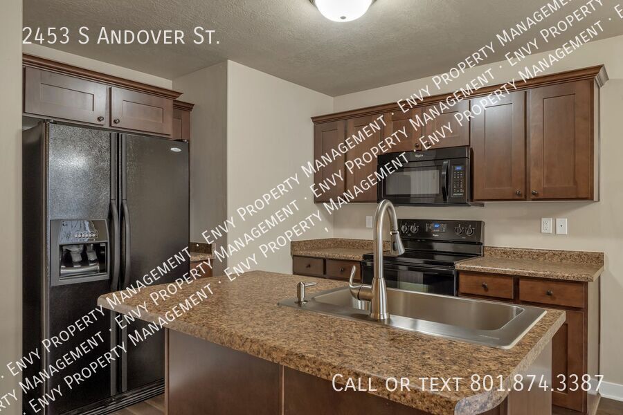 Amazing 2 Bed - 2.5 Bath Townhome in West Haven! Available NOW! property image