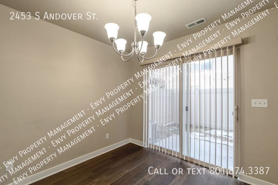 Amazing 2 Bed - 2.5 Bath Townhome in West Haven! Available NOW! property image