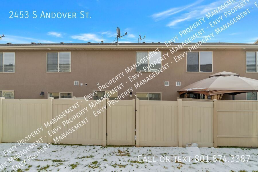 Amazing 2 Bed - 2.5 Bath Townhome in West Haven! Available NOW! property image