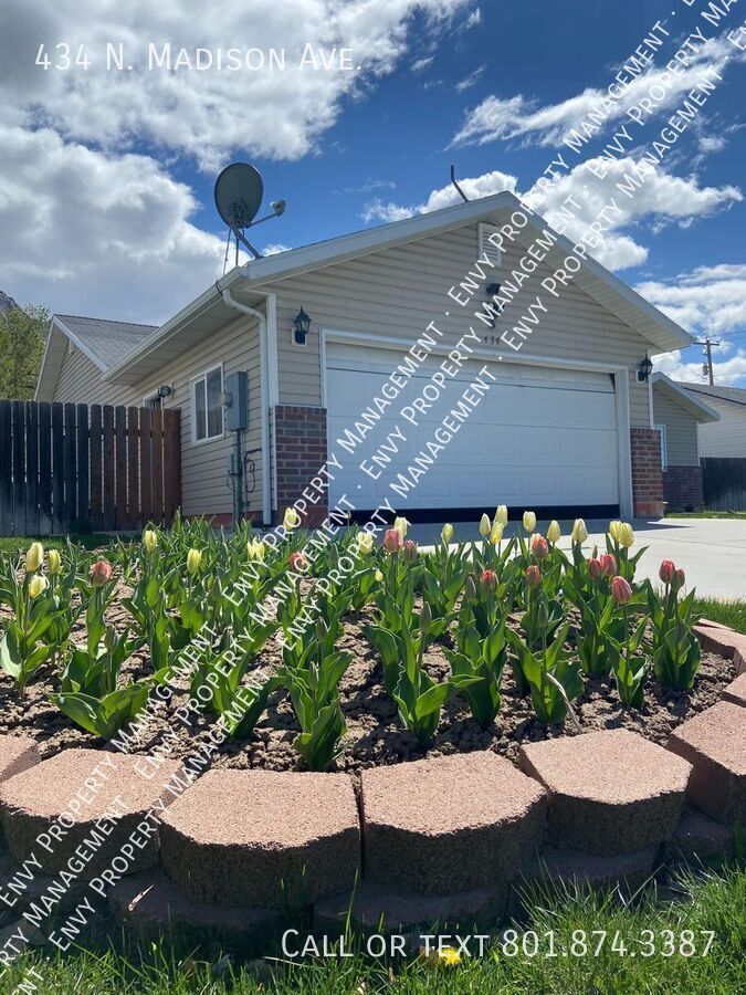 3 Bed - 2.5 Bath, Beautiful Home in Ogden - Fully Fenced Yard! property image