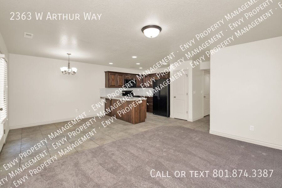 Beautiful 3 Bed, 2.5 Town Home in West Haven, Pet Friendly! Available on April 22nd! property image