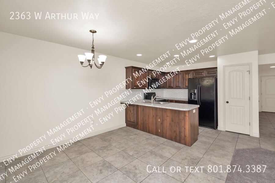 Beautiful 3 Bed, 2.5 Town Home in West Haven, Pet Friendly! Available on April 22nd! property image