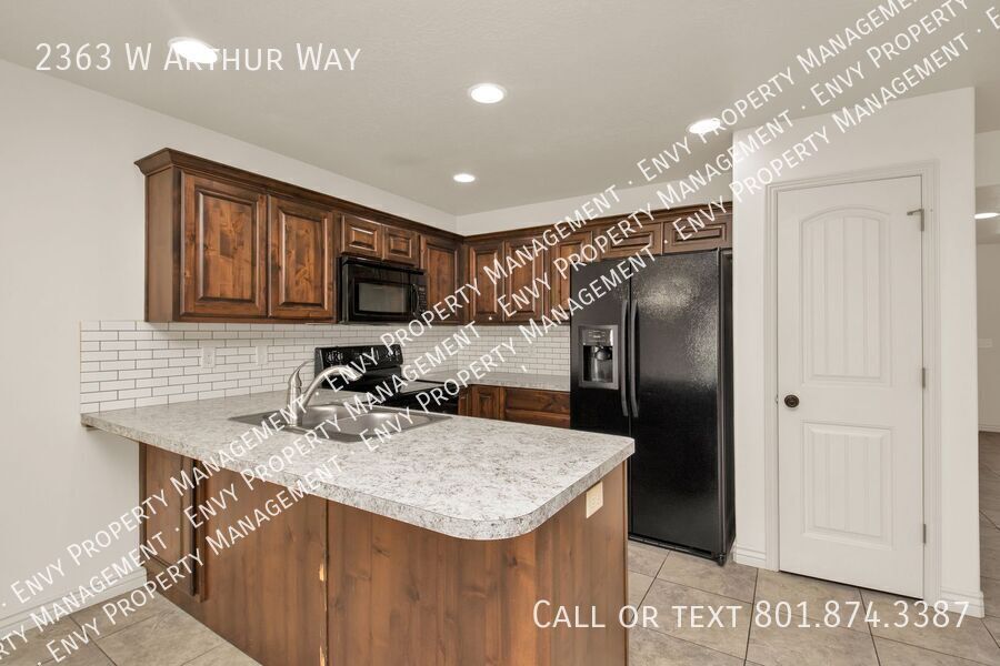 Beautiful 3 Bed, 2.5 Town Home in West Haven, Pet Friendly! Available on April 22nd! property image