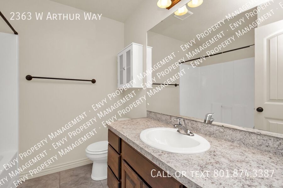 Beautiful 3 Bed, 2.5 Town Home in West Haven, Pet Friendly! Available on April 22nd! property image