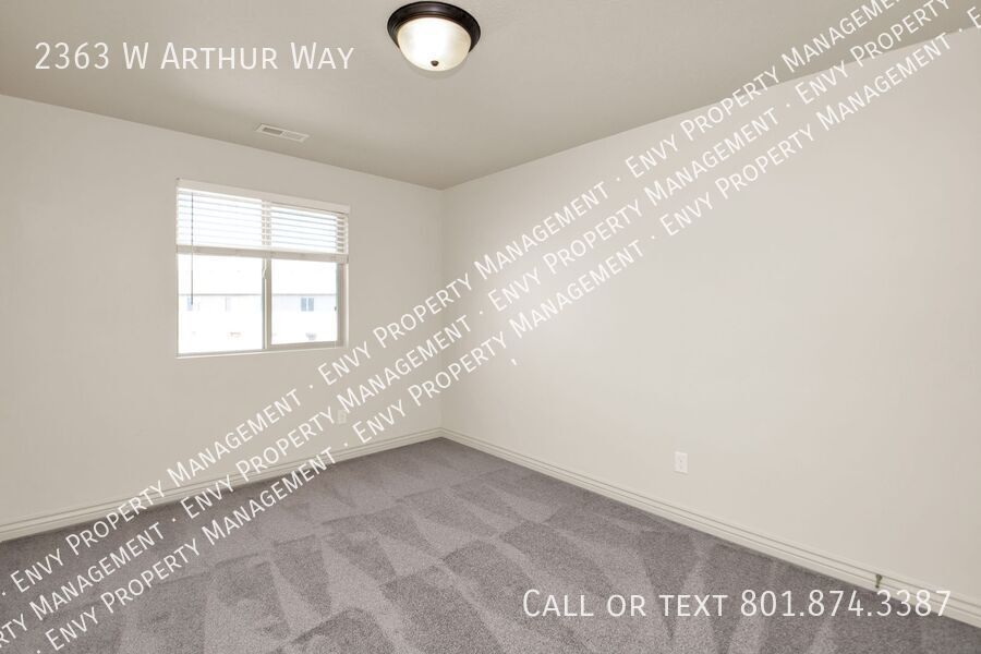 Beautiful 3 Bed, 2.5 Town Home in West Haven, Pet Friendly! Available on April 22nd! property image