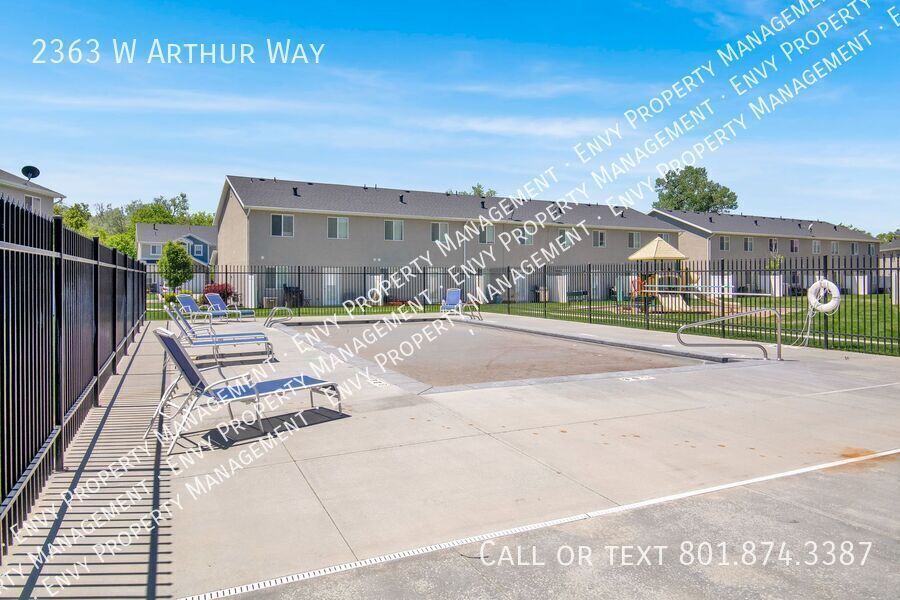 Beautiful 3 Bed, 2.5 Town Home in West Haven, Pet Friendly! Available on April 22nd! property image