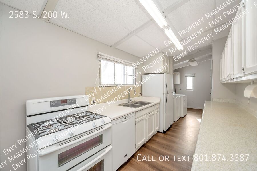 Beautiful Newly Renovated 3 Bed - 1 Bath Pet Friendly Home in Bountiful! Available NOW! property image