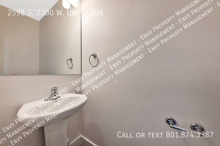 Beautiful 3 Bed, 2.5 Bath Town Home Located in the Sycamore Place Community in West Haven! Available NOW! property image