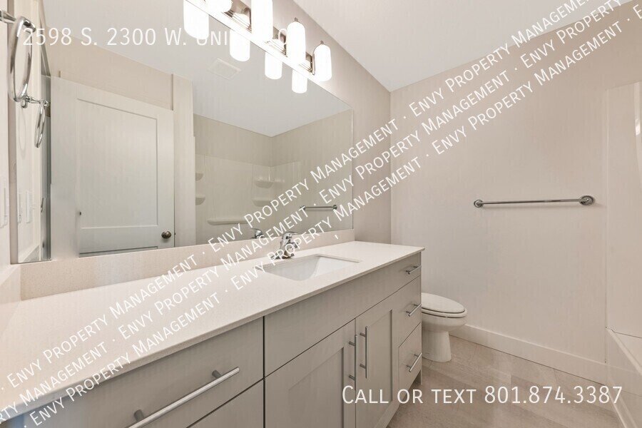 Beautiful 3 Bed, 2.5 Bath Town Home Located in the Sycamore Place Community in West Haven! Available NOW! property image