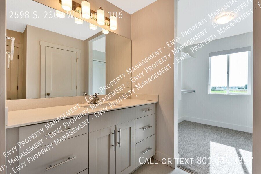 Beautiful 3 Bed, 2.5 Bath Town Home Located in the Sycamore Place Community in West Haven! Available NOW! property image