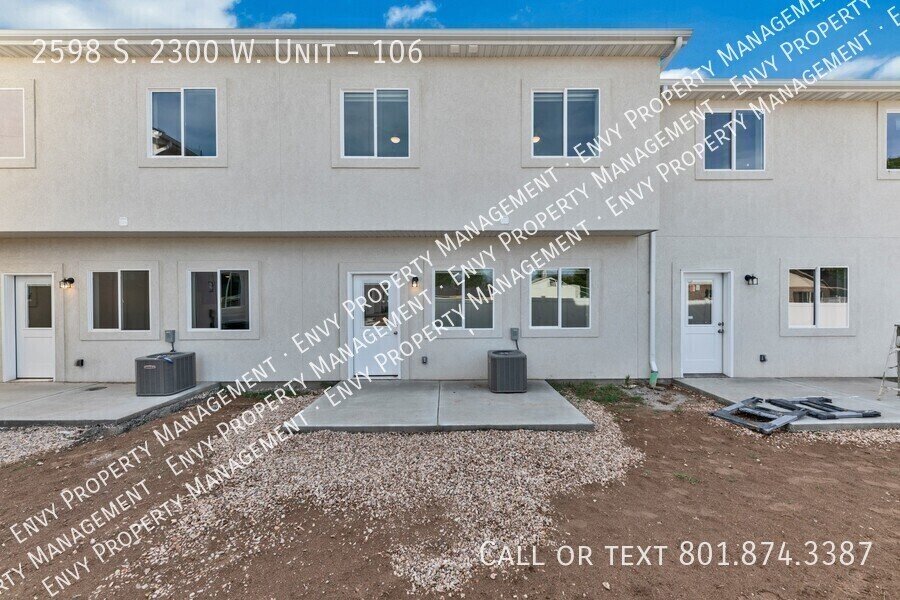 Beautiful 3 Bed, 2.5 Bath Town Home Located in the Sycamore Place Community in West Haven! Available NOW! property image