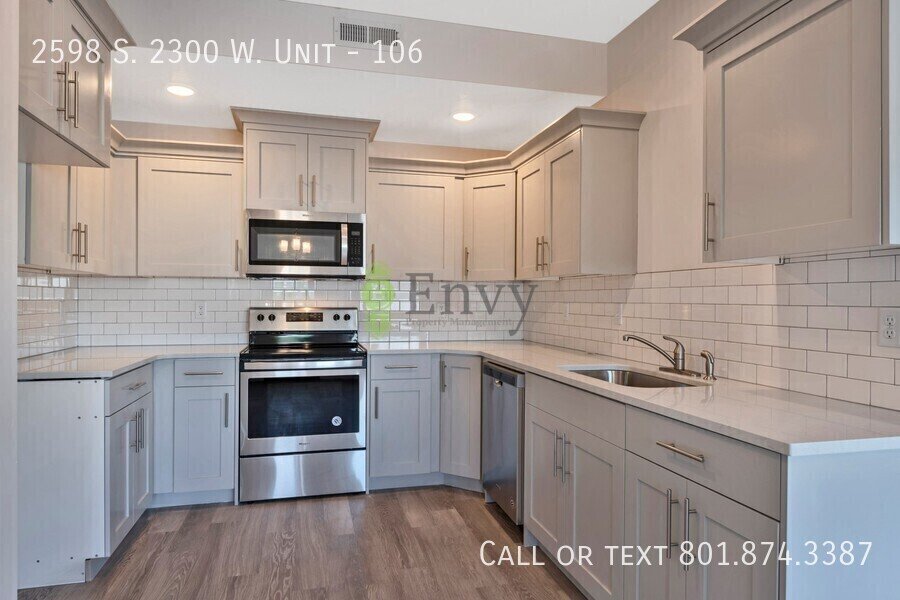 Beautiful 3 Bed, 2.5 Bath Town Home Located in the Sycamore Place Community in West Haven! Available NOW! property image