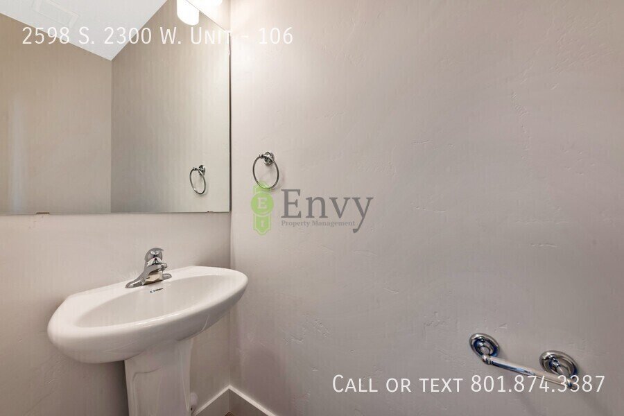 Beautiful 3 Bed, 2.5 Bath Town Home Located in the Sycamore Place Community in West Haven! Available NOW! property image