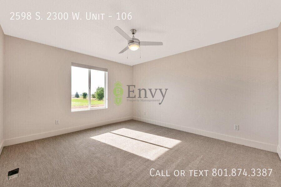 Beautiful 3 Bed, 2.5 Bath Town Home Located in the Sycamore Place Community in West Haven! Available NOW! property image
