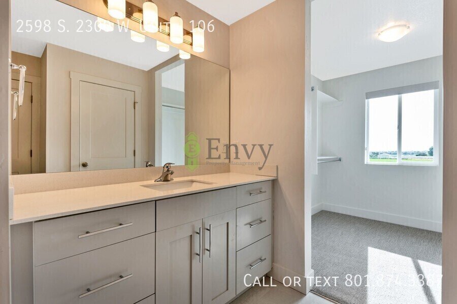 Beautiful 3 Bed, 2.5 Bath Town Home Located in the Sycamore Place Community in West Haven! Available NOW! property image