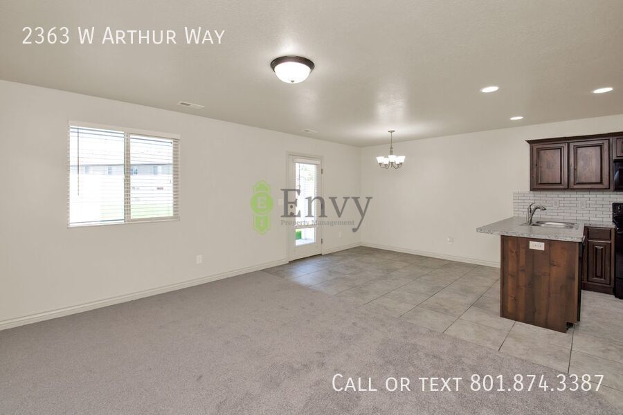 Beautiful 3 Bed, 2.5 Town Home in West Haven, Pet Friendly! Available NOW! property image