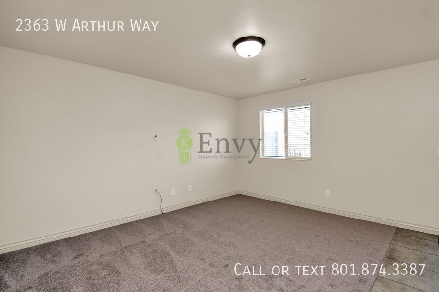 Beautiful 3 Bed, 2.5 Town Home in West Haven, Pet Friendly! Available NOW! property image