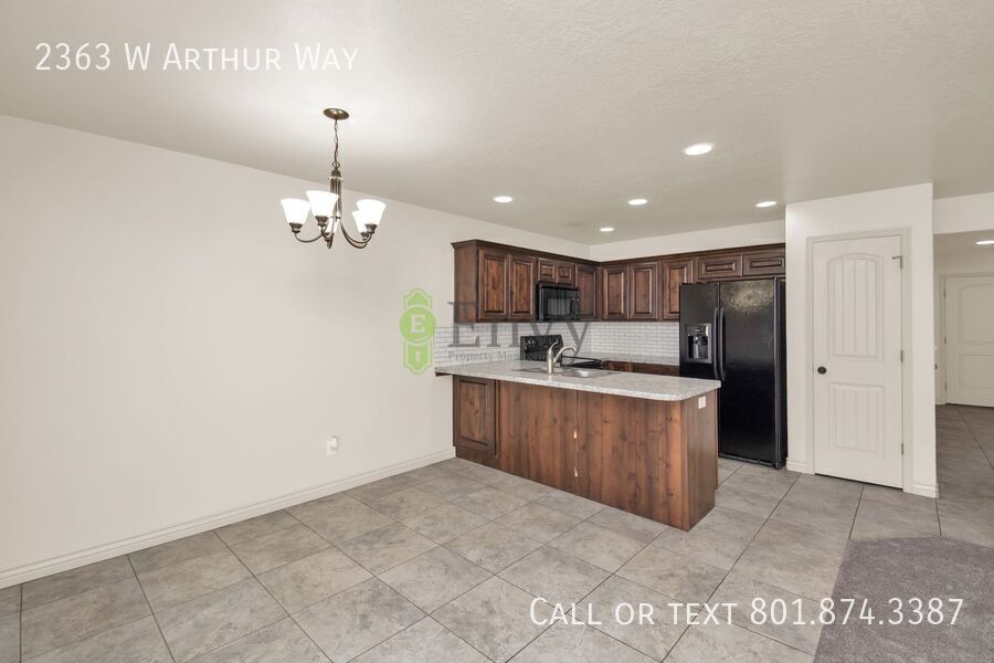 Beautiful 3 Bed, 2.5 Town Home in West Haven, Pet Friendly! Available NOW! property image
