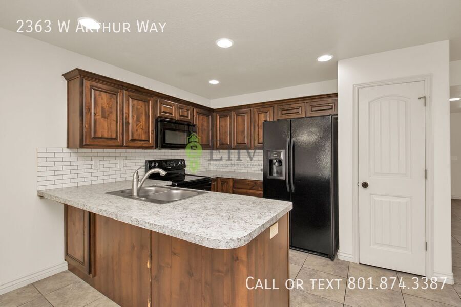 Beautiful 3 Bed, 2.5 Town Home in West Haven, Pet Friendly! Available NOW! property image