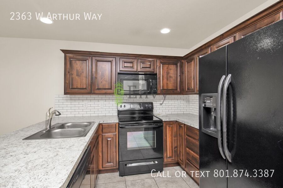Beautiful 3 Bed, 2.5 Town Home in West Haven, Pet Friendly! Available NOW! property image