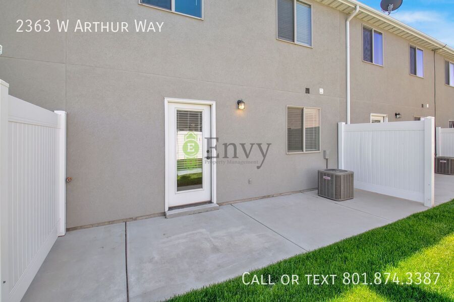 Beautiful 3 Bed, 2.5 Town Home in West Haven, Pet Friendly! Available NOW! property image