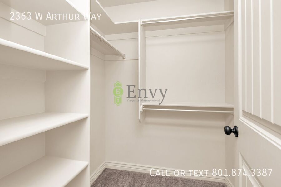Beautiful 3 Bed, 2.5 Town Home in West Haven, Pet Friendly! Available NOW! property image