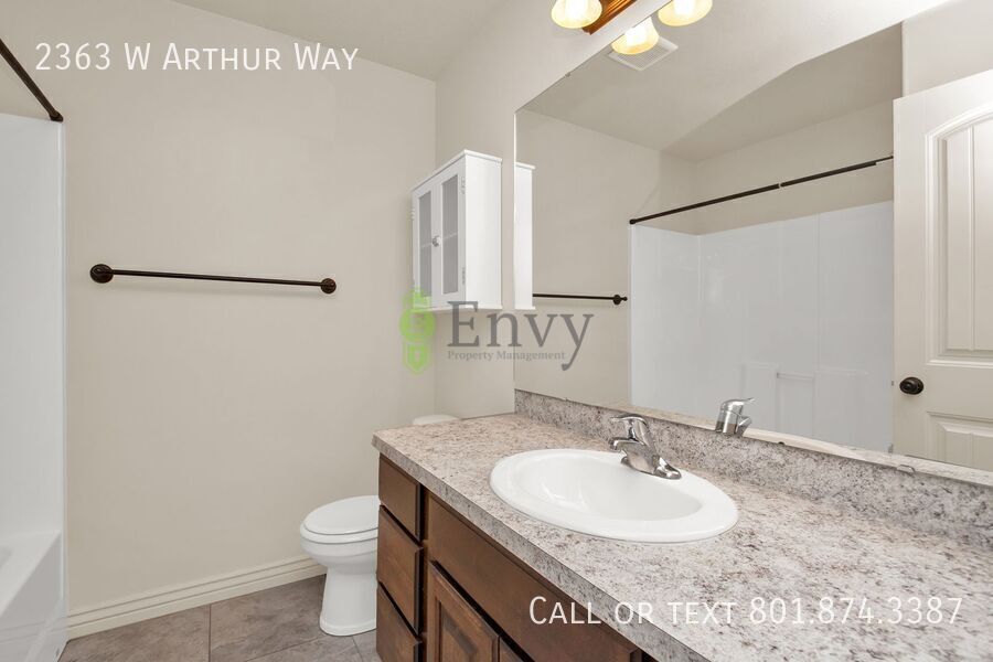 Beautiful 3 Bed, 2.5 Town Home in West Haven, Pet Friendly! Available NOW! property image