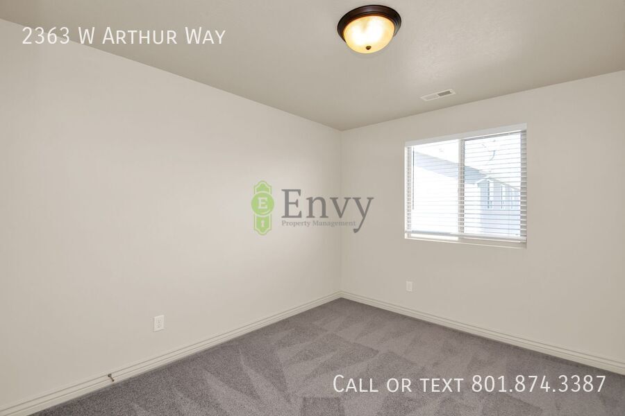 Beautiful 3 Bed, 2.5 Town Home in West Haven, Pet Friendly! Available NOW! property image