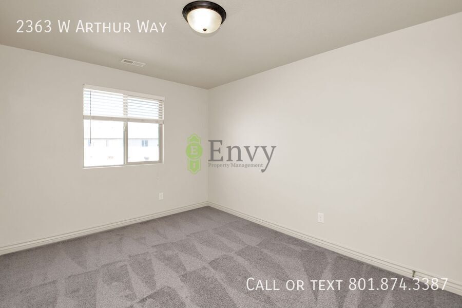 Beautiful 3 Bed, 2.5 Town Home in West Haven, Pet Friendly! Available NOW! property image