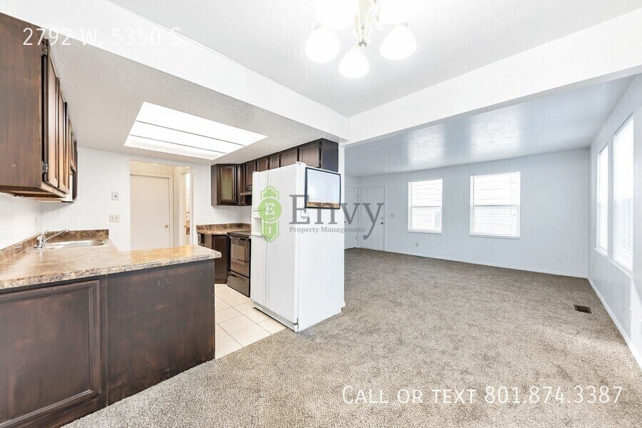 2 Story Pet Friendly Duplex - 3 Bed - 2.5 Bath - Available on June 3rd! property image
