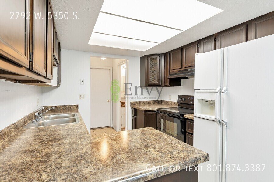 2 Story Pet Friendly Duplex - 3 Bed - 2.5 Bath - Available on June 3rd! property image