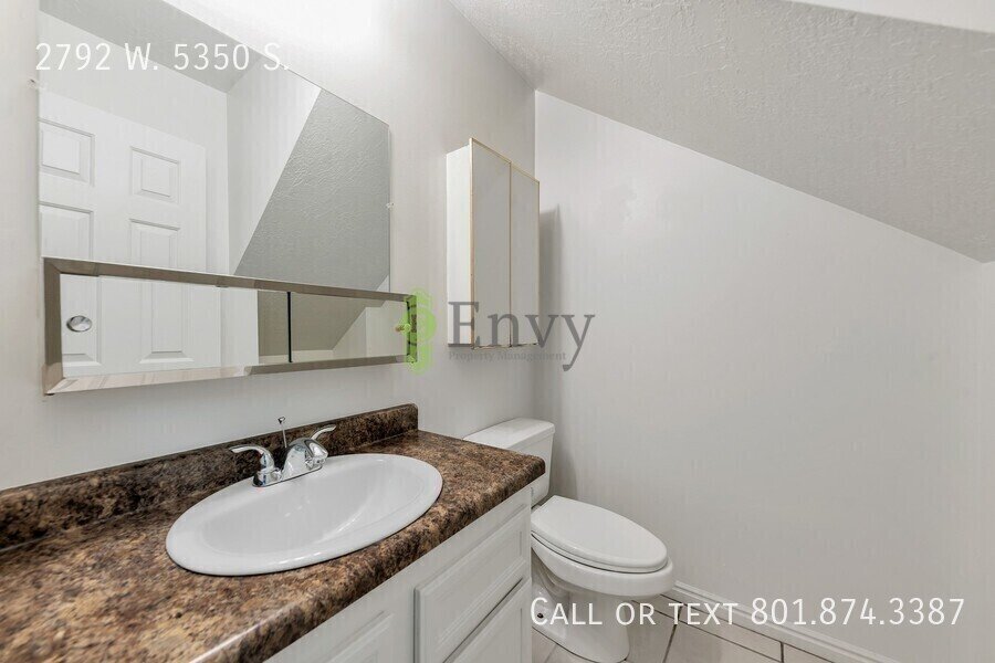2 Story Pet Friendly Duplex - 3 Bed - 2.5 Bath - Available on June 3rd! property image