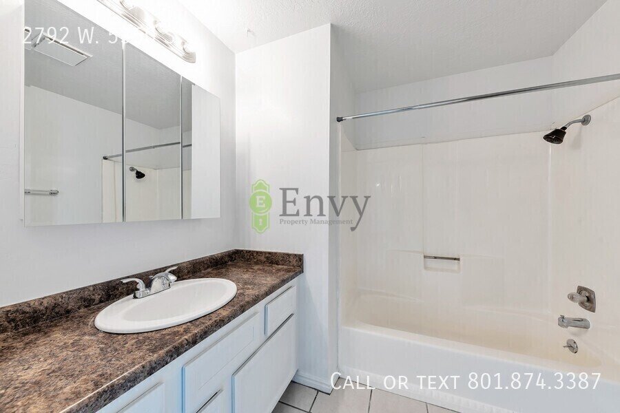 2 Story Pet Friendly Duplex - 3 Bed - 2.5 Bath - Available on June 3rd! property image