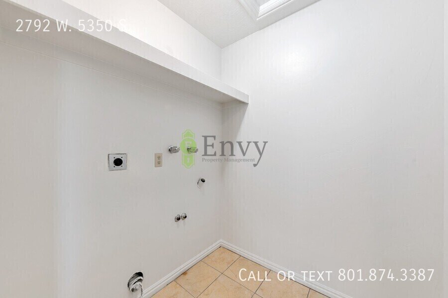 2 Story Pet Friendly Duplex - 3 Bed - 2.5 Bath - Available on June 3rd! property image