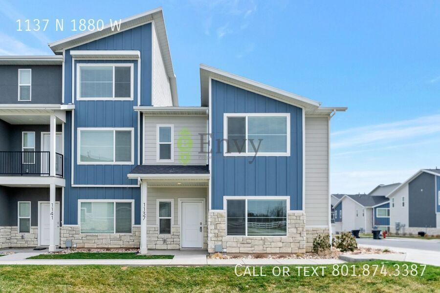 Stunning 3 Bed 2.5 Bath Enormous Townhome in Great Farmington Location! Available on May 25th! property image